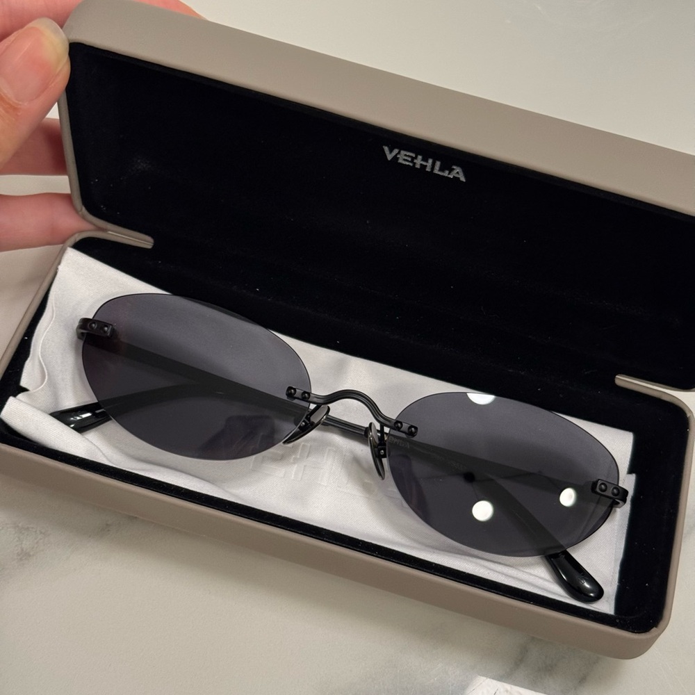 VEHLA Black Sunglasses